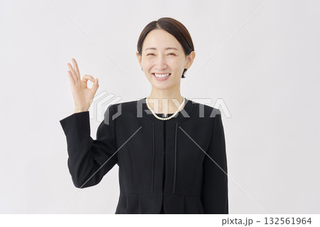 喪服を着た女性　OKサイン　白背景 132561964