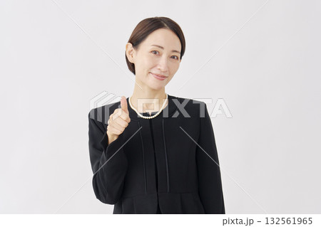 喪服を着た女性 グッドサイン 白背景 喪服を着た女性 グッドサイン 白背景 132561965