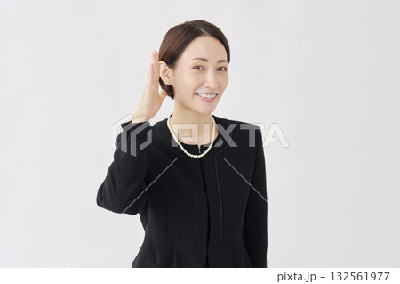 喪服を着た女性　聴くジェスチャー　白背景 132561977