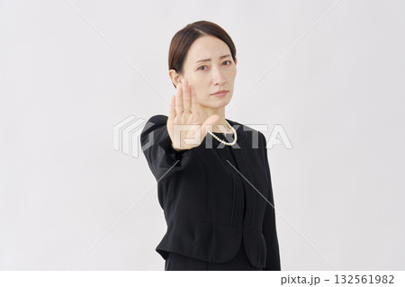 喪服を着た女性　禁止のジェスチャー　白背景 132561982