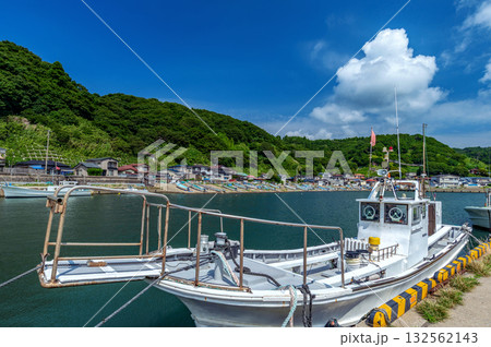 【秋田県戸賀港】自然に囲まれた静かな漁村の風景 132562143