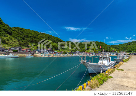 【秋田県戸賀港】自然に囲まれた静かな漁村の風景 132562147