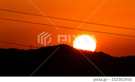 山陰に沈む太陽の風景 132562958