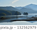 秋深まる秋元湖の朝 132562979