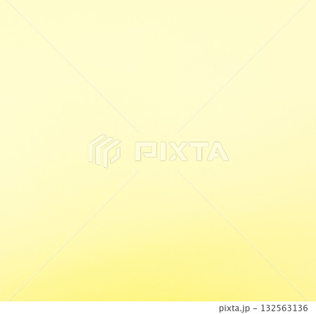 グラデーションのある薄い黄色の夕焼け空の風景 グラデーションのある薄い黄色の夕焼け空の風景 132563136