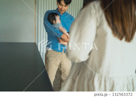 産後パパ育休 産後パパ育休 132563372