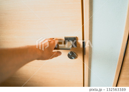 ドアノブに手を掛ける 132563389