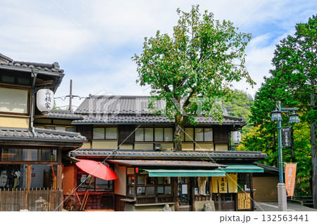 高尾山　清滝駅前広場　柿の木が屋根を貫く蕎麦屋　（高橋屋） 132563441
