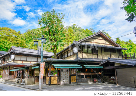 高尾山　清滝駅前広場　柿の木が屋根を貫く蕎麦屋　（高橋屋） 132563443