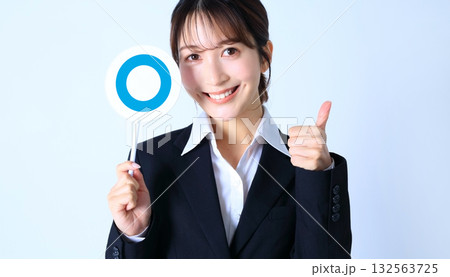 マルプレートを持つビジネスウーマンのイメージ 132563725