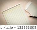 手紙を書く　便箋と封筒と万年筆 132563805