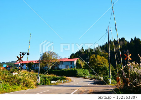 JR東日本鉄道飯山線越後川口・内ヶ巻間線路踏切風景 132563807