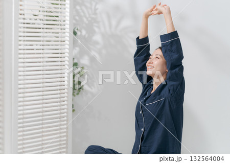 伸びをするパジャマの女性 伸びをするパジャマの女性 132564004