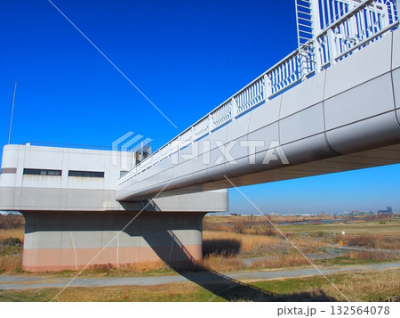 冬の江戸川河川敷の浄水機場施設風景 132564078
