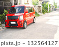 赤いワゴン車のある風景 132564127