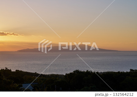 朝焼けに染まる伊豆大島と相模灘の風景 132564212