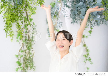 ストレッチをする日本人女性 132564363