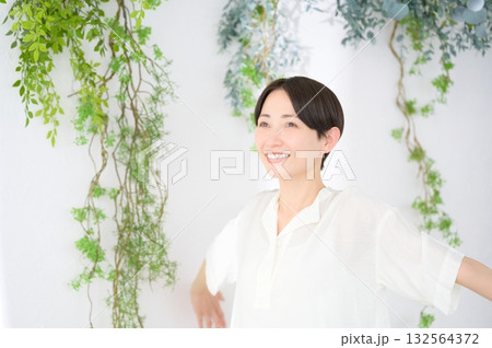 ストレッチをする日本人女性 ストレッチをする日本人女性 132564372