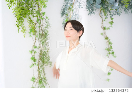 ストレッチをする日本人女性 132564373
