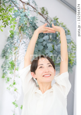 ストレッチをする日本人女性 ストレッチをする日本人女性 132564374