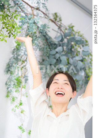 ストレッチをする日本人女性 ストレッチをする日本人女性 132564375