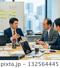 会議中のビジネスマン4 132564445