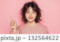 人差し指をさす女性 132564622