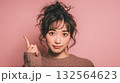 人差し指をさす女性2 132564623