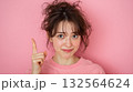 人差し指をさす女性3 132564624