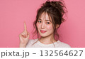 人差し指をさす女性6 132564627