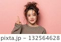 人差し指をさす女性7 132564628