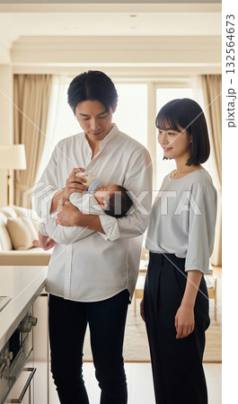 赤ちゃんに哺乳瓶でミルクを飲ませる男性 132564673