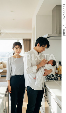 赤ちゃんに哺乳瓶でミルクを飲ませる男性 132564674