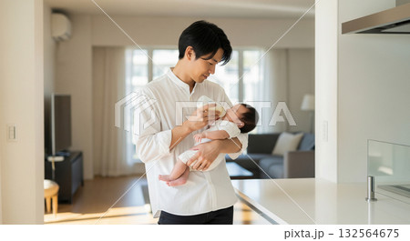 赤ちゃんに哺乳瓶でミルクを飲ませる男性 132564675
