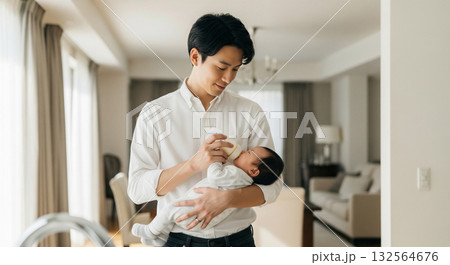 赤ちゃんに哺乳瓶でミルクを飲ませる男性 132564676