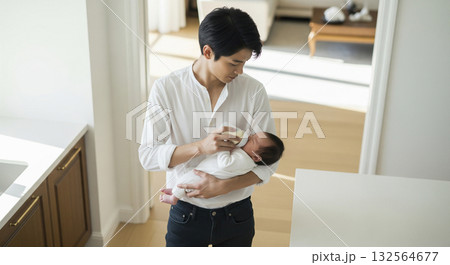 赤ちゃんに哺乳瓶でミルクを飲ませる男性 132564677