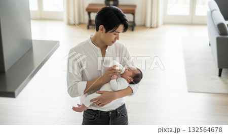 赤ちゃんに哺乳瓶でミルクを飲ませる男性 132564678