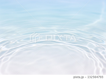 ライトブルーの水面に広がる波紋のテクスチャ5 132564793