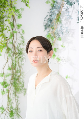 明るい部屋でリラックスする日本人女性 132565171