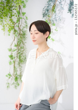 明るい部屋でリラックスする日本人女性 132565172