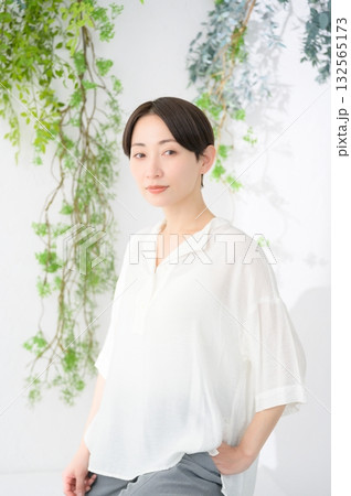 明るい部屋でリラックスする日本人女性 明るい部屋でリラックスする日本人女性 132565173