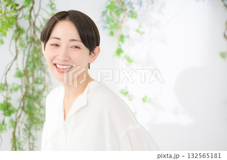 明るい部屋でリラックスする日本人女性 明るい部屋でリラックスする日本人女性 132565181