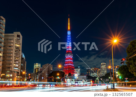 星条旗カラーにライトアップされた東京タワーと交差点の車の光跡 132565507