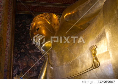 Big Reclining golden Buddha statue (Phra Buddhasaiyas) at Wat Pho temple, Bangkok Thailand 132565607