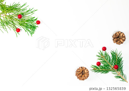 白背景のクリスマスデコレーション 132565839