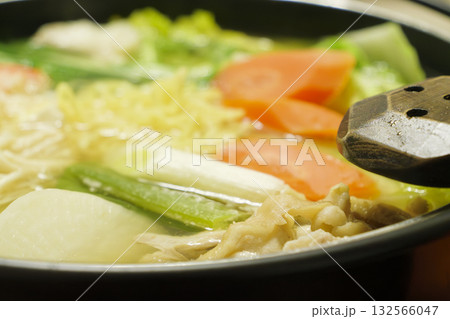 ネギやダイコン、ニンジンなどの野菜、カニ、鶏肉を煮込んだ鍋料理、日本の冬の名物グルメ ネギやダイコン、ニンジンなどの野菜、カニ、鶏肉を煮込んだ鍋料理、日本の冬の名物グルメ 132566047
