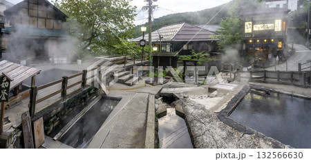 温泉街の湯気が立ち上がる温泉の温泉 132566630