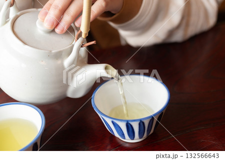温かいお茶を淹れる 132566643