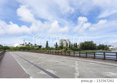 那覇市内を流れる国場川と奥武山公園 132567262