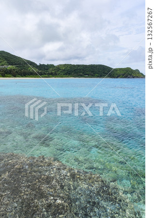 座間味島で有数の透明度を誇る古座間味ビーチ 132567267